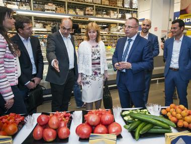 МЕТРО и български фермери договориха доставката на розови селски домати