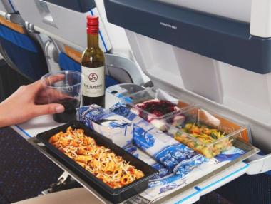 Цените на храни и напитки в самолетите с до 8900% надценка