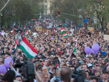 Орбан предизвика най-голямата демонстрация в Унгария от години