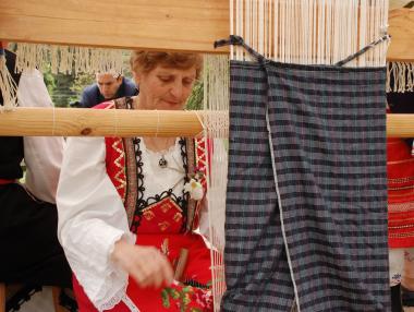 Чипровски килими вдъхновяват студенти по мода