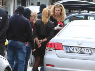 Съдът решава дали да остави Иванчева окончателно в ареста