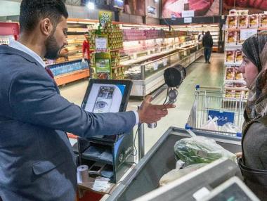 Бежанците, които плащат през блокчейн