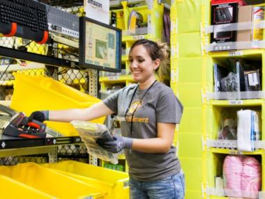 Защо Amazon плаща на служителите си $5000, за да напуснат