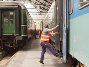 Общо 13 жп гари са достъпни за хора с увреждания