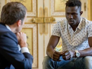 Мигрантът, спасил висящо от балкон дете, получава френско гражданство и работа в пожарната