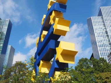 ЕЦБ спира програмата за стимули в края на годината