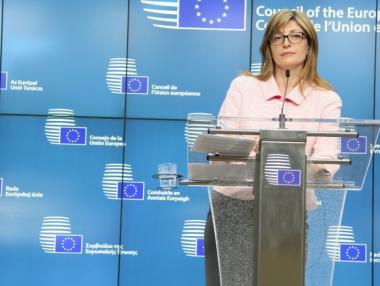 Захариева: Гърция и Македония имат подкрепата на ЕС за името