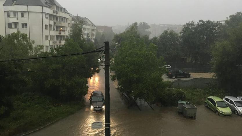 Проливен дъжд наводни столицата