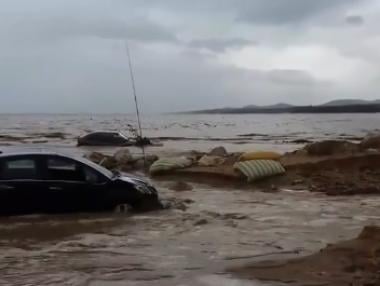 Обстановката на Халкидики се усложнява, улиците са под вода