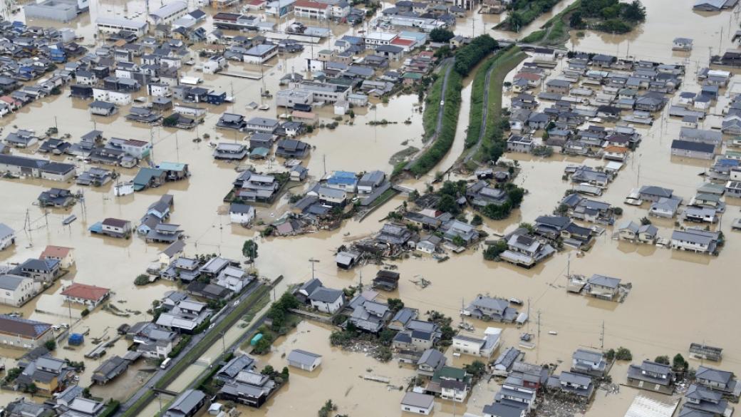 Над 60 са жертвите на наводненията в Япония