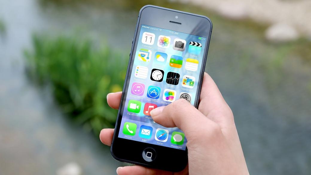 Жена изпусна iPhone-a си от самолет и го намери невредим