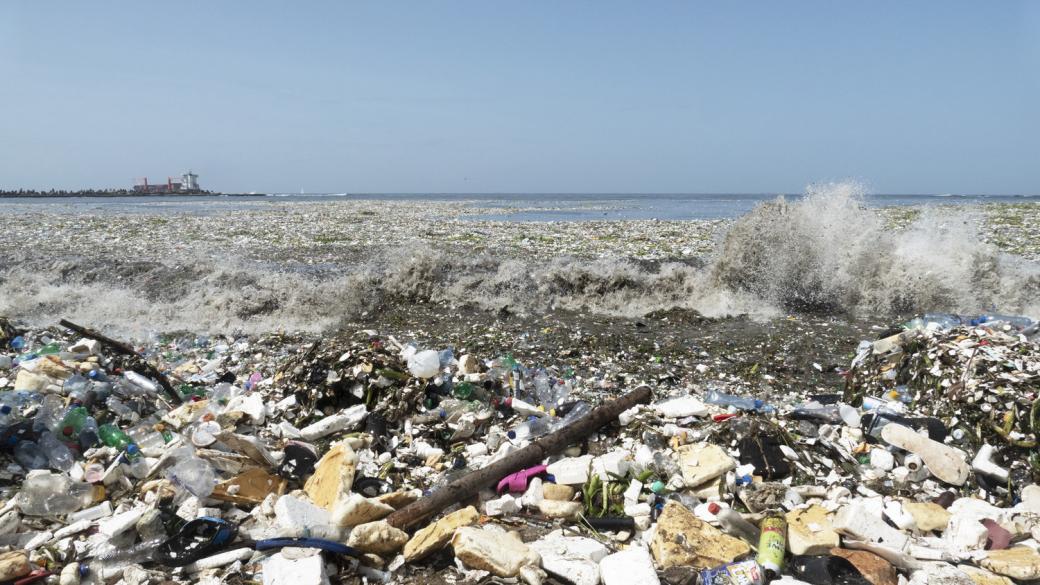 Вълни от отпадъци в морето