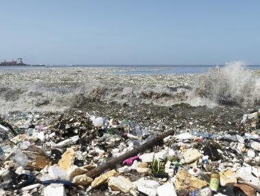 Вълни от отпадъци в морето