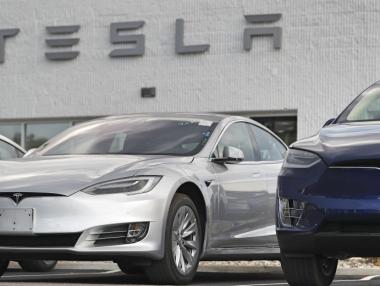 Инвеститори съдят Мъск заради идеята му Tesla да е частна компания