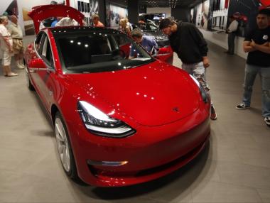 Саудитска Арабия е готова да плати за свалянето на Tesla от борсата