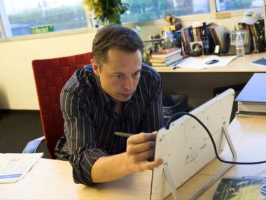 Акциите на Tesla се сринаха с 9% след интервю на Мъск