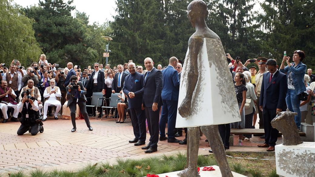 Президентите на България и Индия откриха паметник на Махатма Ганди