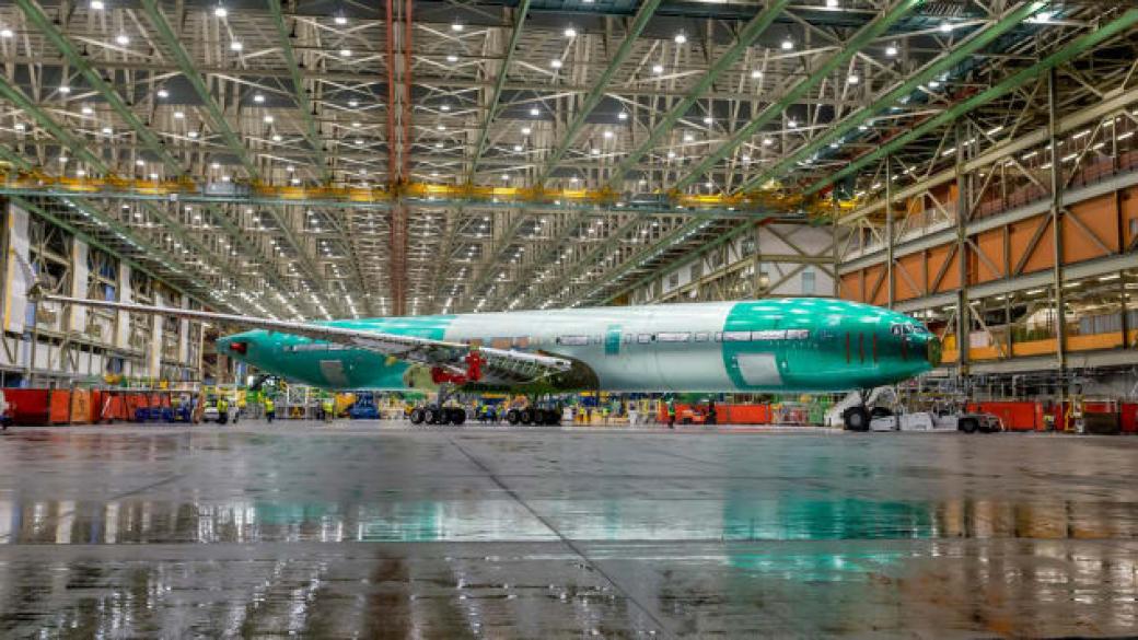 Boeing показа новия си самолет 777X-9