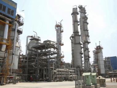 Петролът поевтиня заради отслабващо търсене