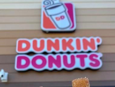 Dunkin' Donuts маха от името си думата „Donuts“
