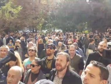 Стотици протестиращи искат да нахлуят в Столична община