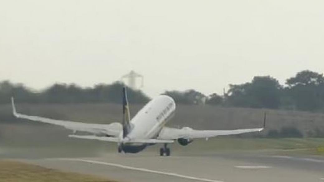 Самолет на Ryanair с драматично излитане по време на бурята Али