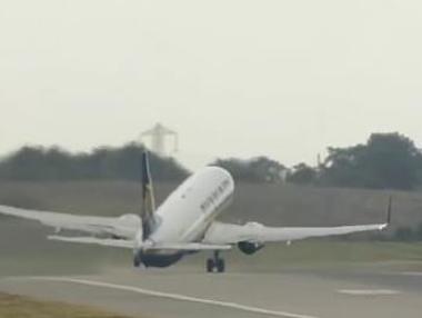 Самолет на Ryanair с драматично излитане по време на бурята Али