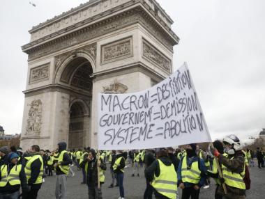 Масов протест в Париж срещу цените на горивата и политиката на Макрон