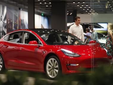 Акциите на Tesla поевтиняха заради проблемите на компанията