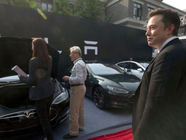 Tesla прави първа копка на Гигафабриката в Шанхай