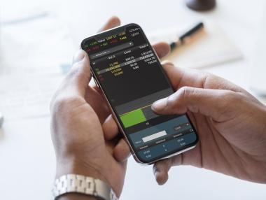 Силно волатилна сесия беляза началото на седмицата