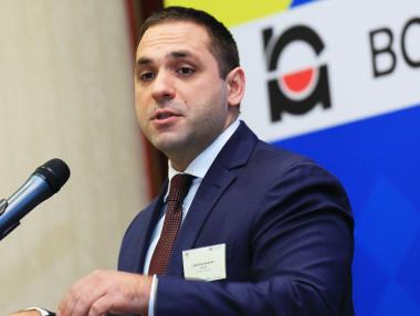 Под заплаха от протести правителството отлага спорния закон за горивата