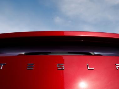 Tesla спира продажбата на най-евтините си модели