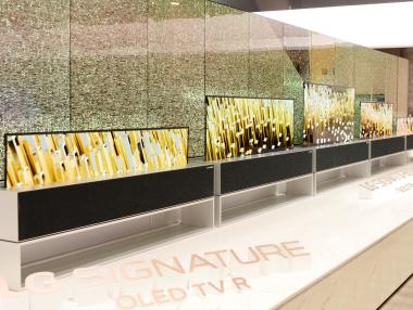 LG представи първия в света навиващ се OLED телевизор