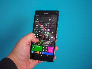 Microsoft препоръча на потребителите си да преминат на Android или iOS