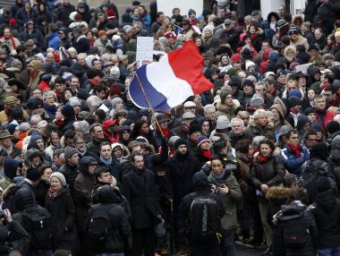 Протест на „червените шалчета“ събра над 10 хил. души в Париж