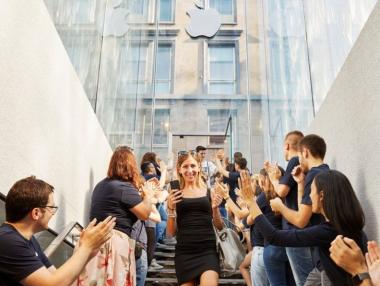 Как всеки ден 70 000 служители в Apple store започват работа